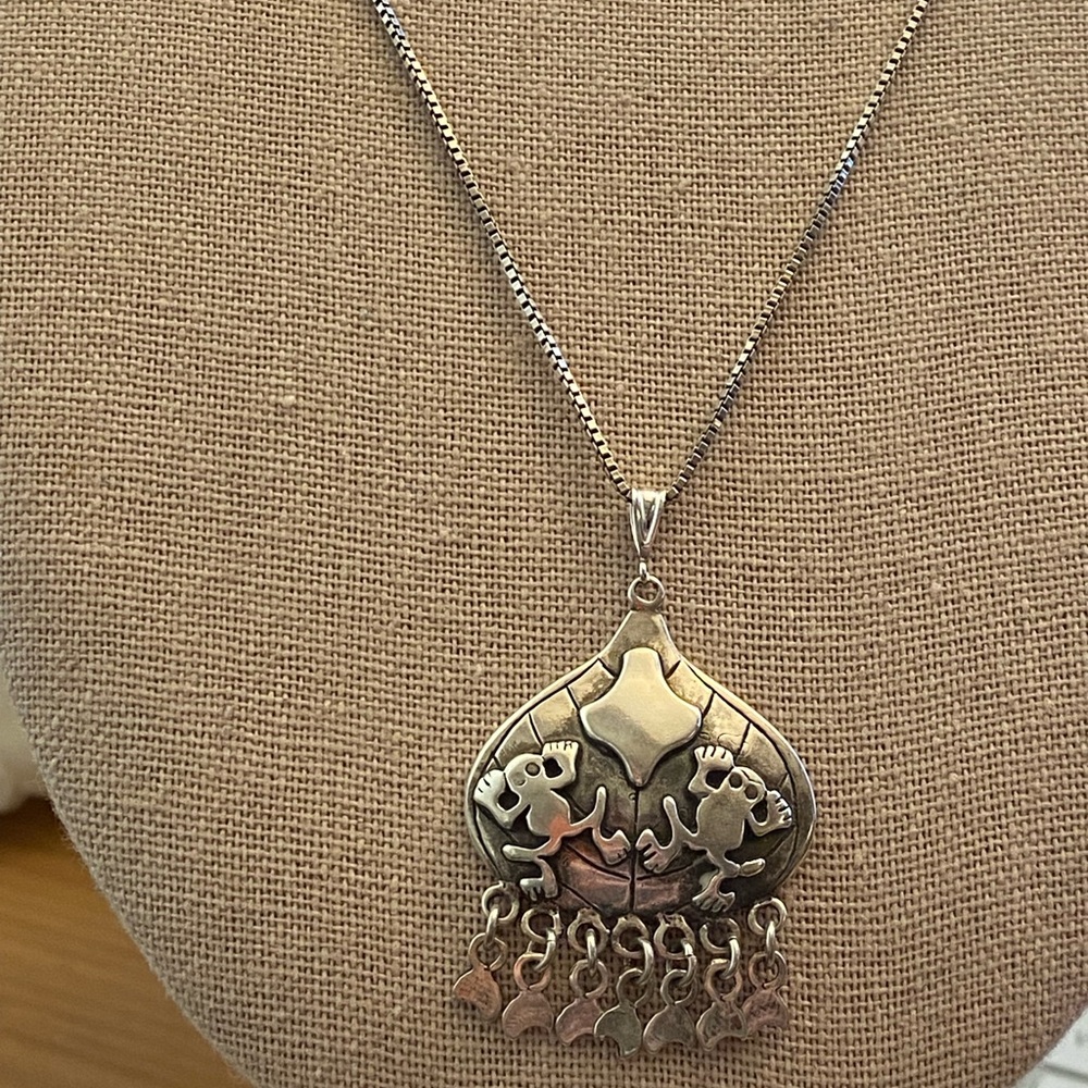 Vintage 925 Sterling Silver Frog Pendant with tassels by Gheaui - Picture 3 of 9